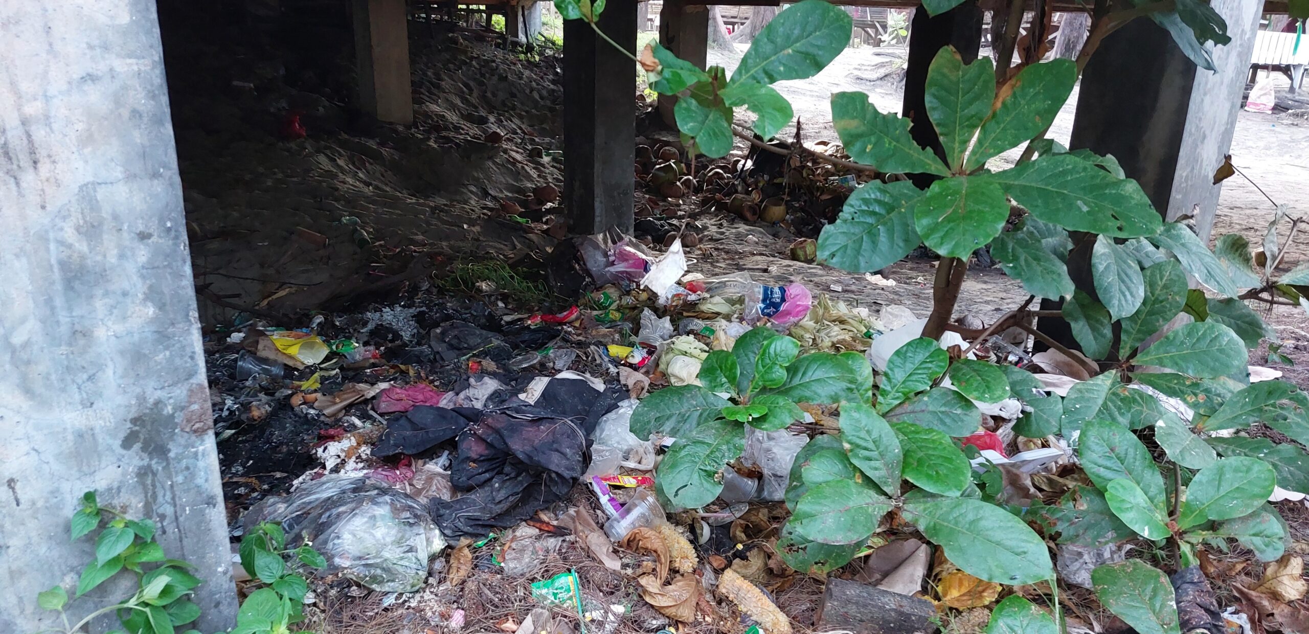 Beginilah penampakan sampah yang di buang pedagang di bawah jembatan di kawasan taman gelora pasir putih