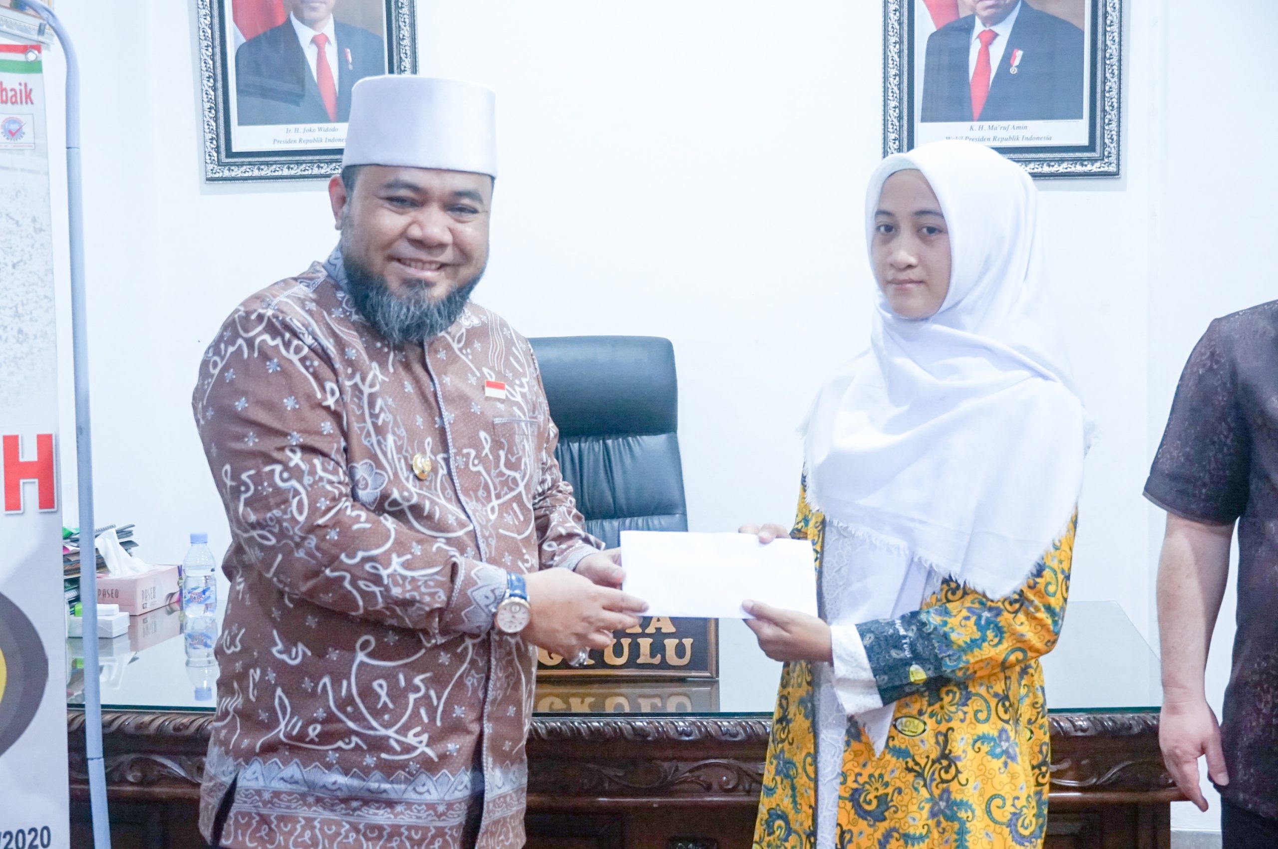 Pemkot Yatim dan Berprestasi, Walikota dan PT AQM Berangkatkan Umrah Siswi SMKN 1