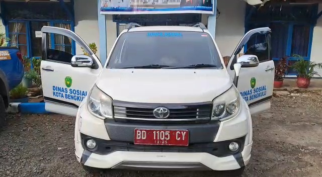 Menyedikan Pelayanan Respon Cepat, Stiker Nomor Pimpinan Melekat di Mobnas Kadinsos