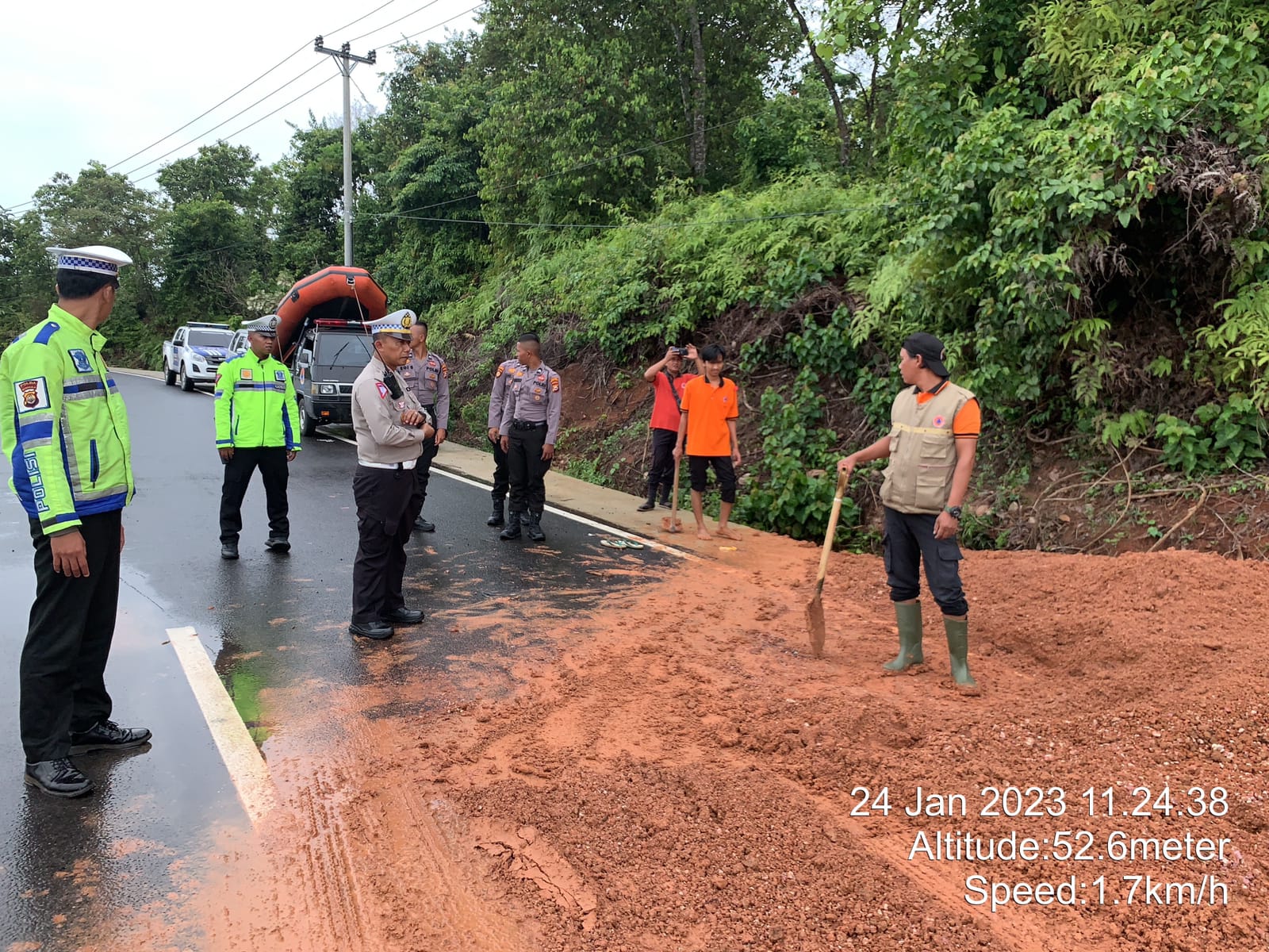 Polres Benteng Polda Bengkulu Bersama Damkar dan BPBD Bersihkan Badan Jalan Terkena Material Tanah Longsor