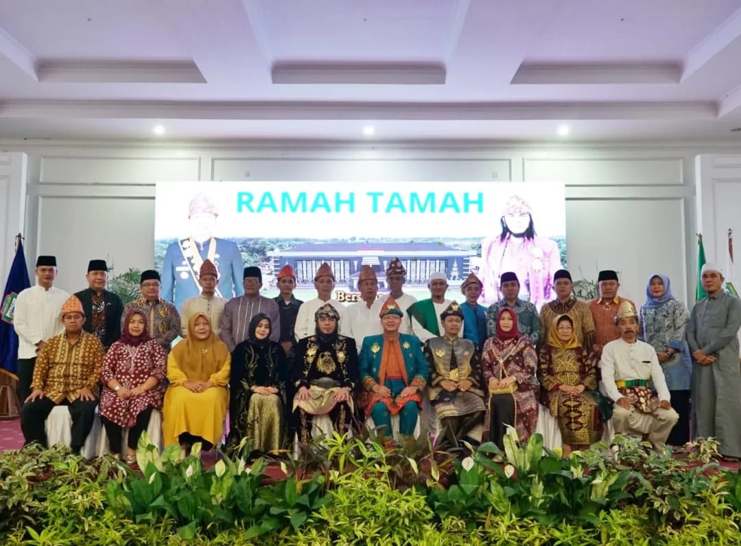 Gubernur Rohidin Terima Gelar Pangeran ‘Wira Mandala’ dari Kesultanan Palembang Darussalam