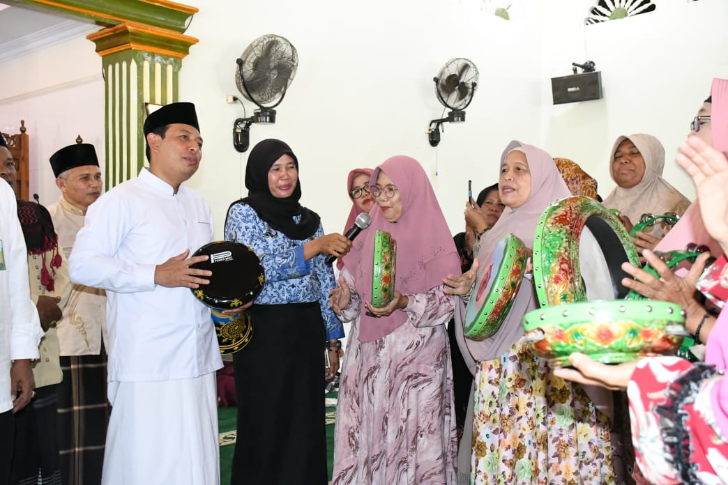 Wawali : Serahkan Paket Lengkap Musik Hadroh, Buat Emak-Emak Bahagia