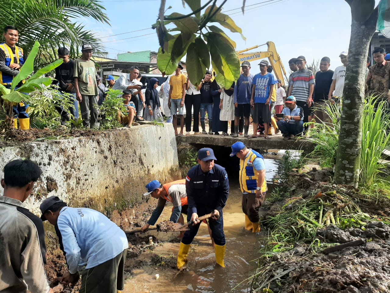 PUPR, Wawali Ikut Nyemplung ke Siring, Bersama Tim “Grebek Lumpur”