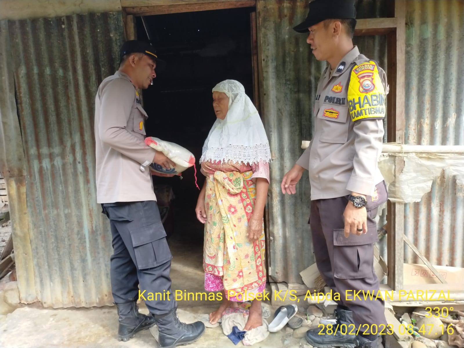 Polsek Kaur Selatan Salurkan Bantuan Sembako Kepada Warga