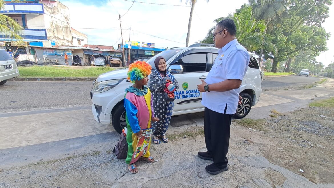 Dinsos Kota Bengkulu Kembali Tertibkan Gepeng Badut di Setiap Lampu Merah,  Meresahkan