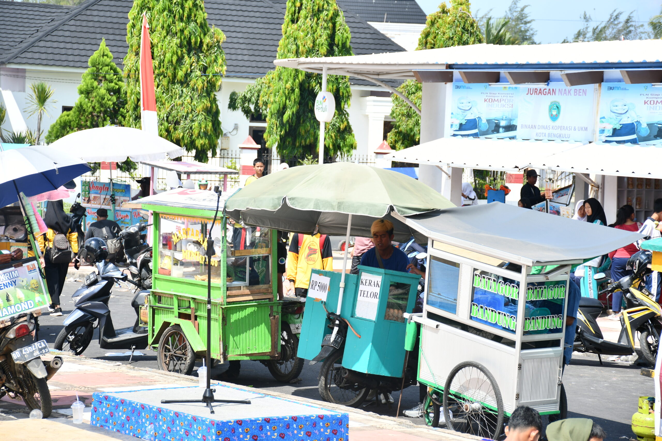 


Kegiatan Jalan Bahagia Untuk HUT kota bengkulu ke-304, Pedagang Makanan Laris Manis