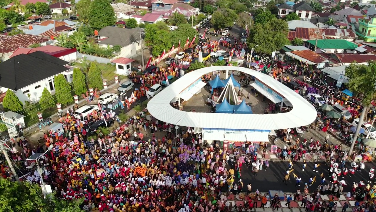 Ribuan Peserta Ikuti Kegiatan Karnaval Batik Besurek dan Berkah Untuk Para Pedagang