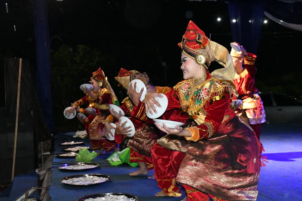 Warga Antusias MenyaksikanPentas Seni Seluruh Etnis Bius Ribuan Warga pada HUT Kota Bengkulu ke 304