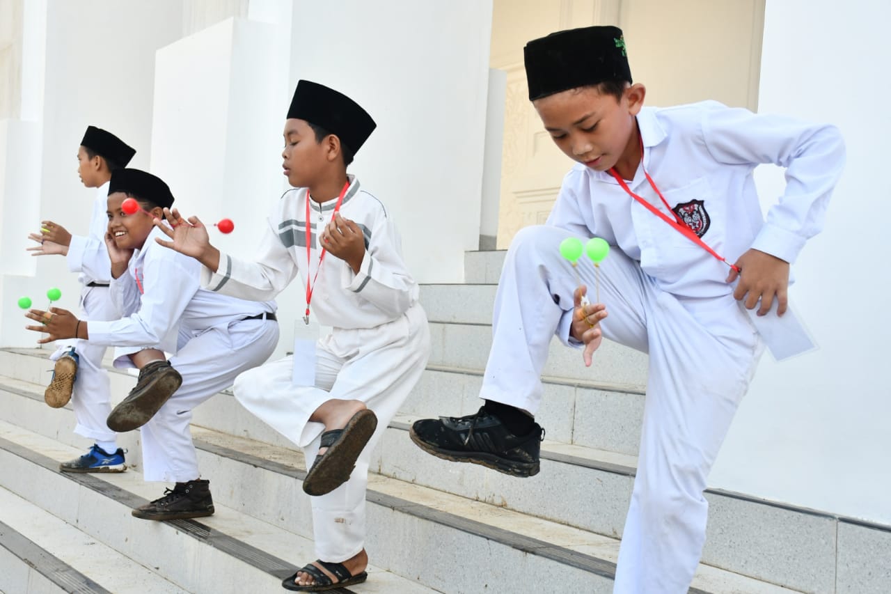 Serunya Lomba Lato-lato Tingkat Dunia di Kota Bengkulu, Bergaya Dengan Satu Kaki Hingga Mata Terpejam