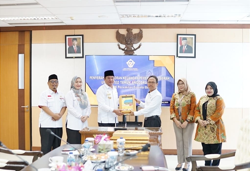 Wagub BengkulunRosjonsyah saat Serahkan Laporan Keuangan (LK) Unaudited Provinsi Bengkulu 2022 Ke PLH BPK Perwakilan Bengkulu