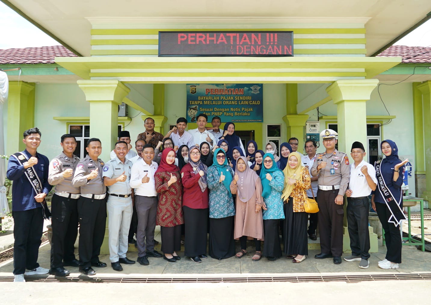 Lekatkan Hati PKK, Bersama Masyarakat Derta Rohidin Bagikan Sembako di Bengkulu Utara