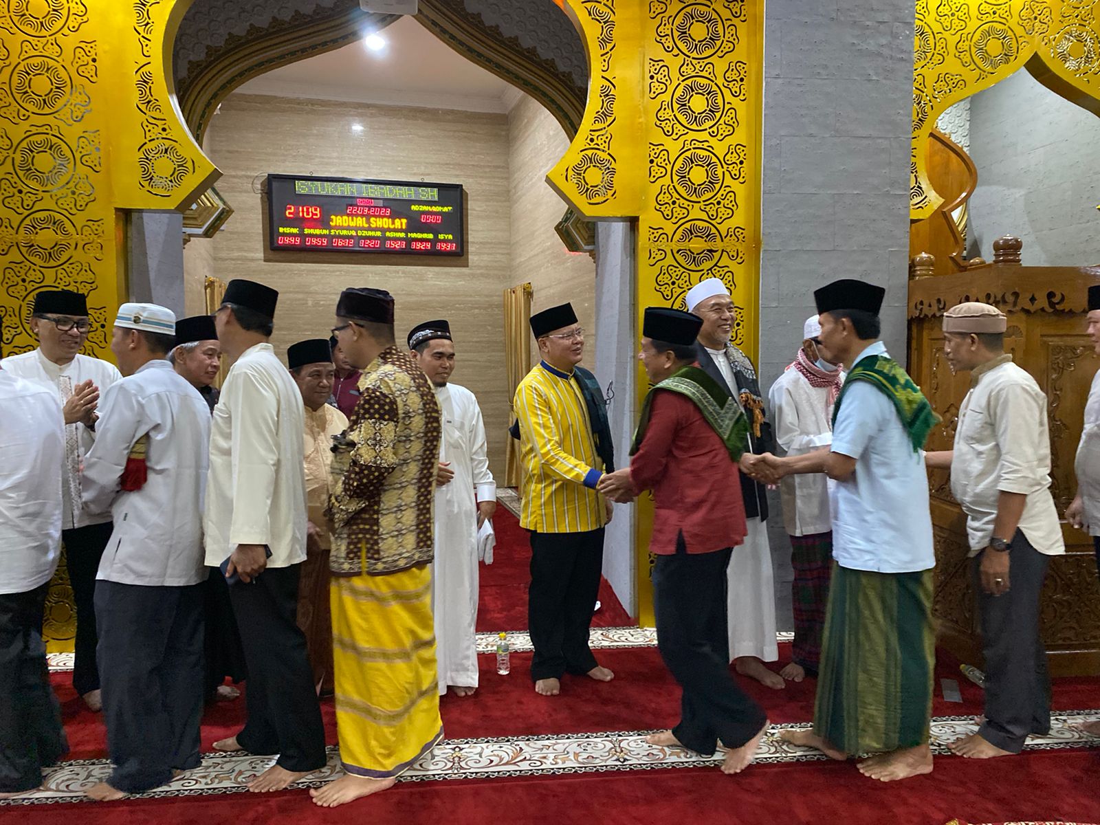Jelang Pelaksanaan Malam Pertama Ramadhan Shalat Isya dan Tarawih, Gubernur Rohidin Isi Ceramah 