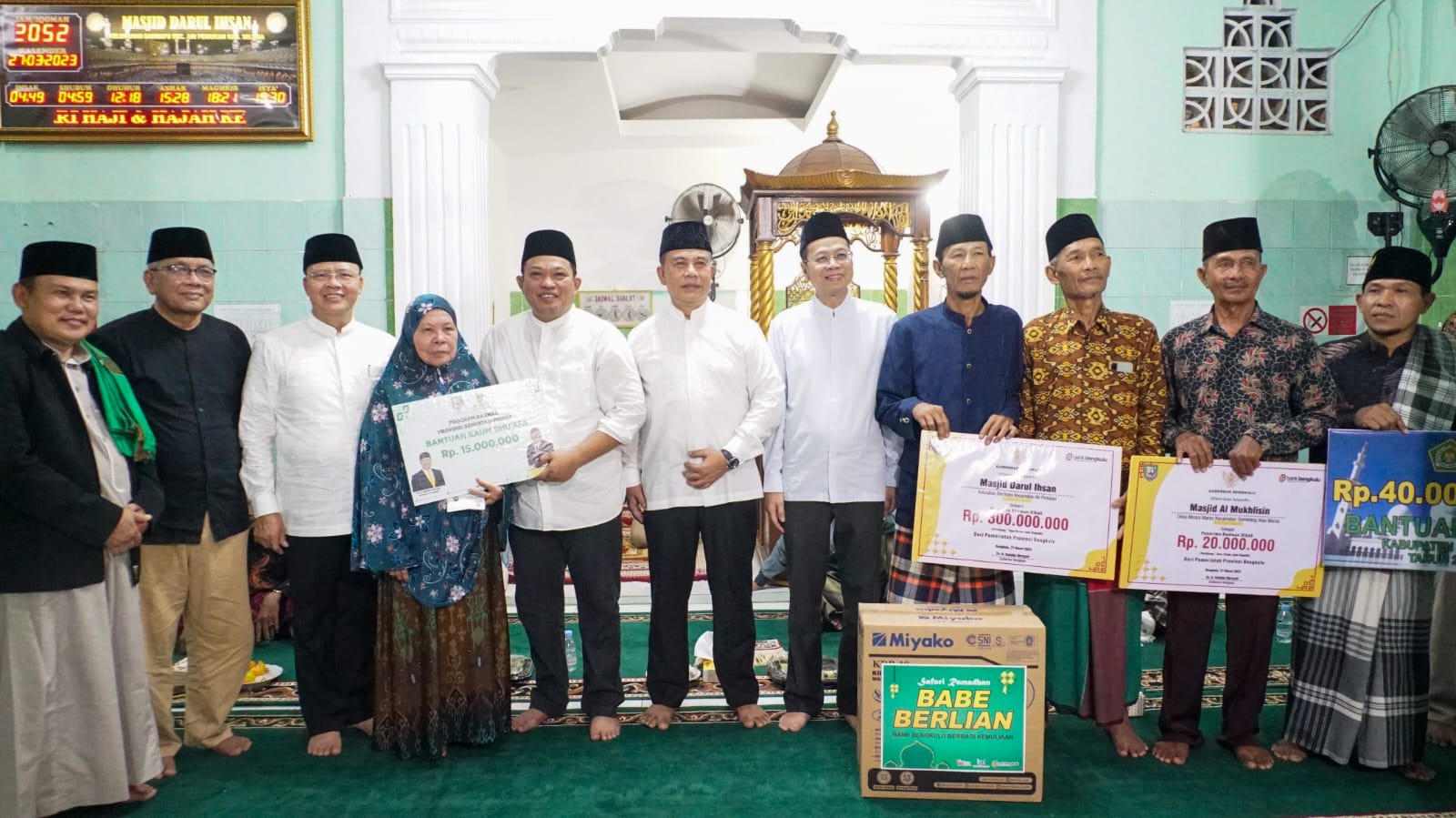 Gubernur Bengkulu Rohidin Serahkan Bantuan Pembangunan Rumah Ibadah di Kab. Seluma