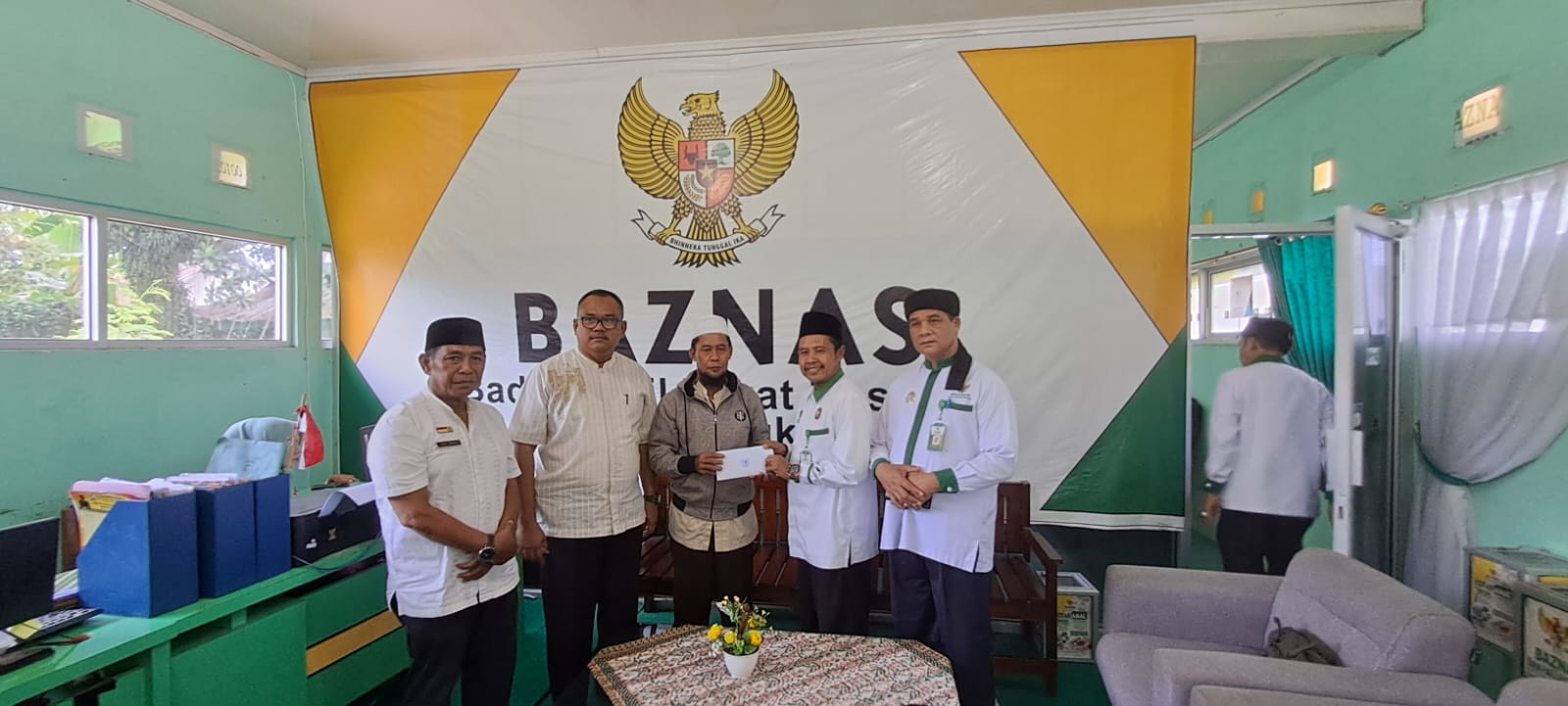 Salah Satu Pihak, Dinsos Dampingi Ahli Waris Makam Terima Bantuan dari BazNas Kota Bengkulu