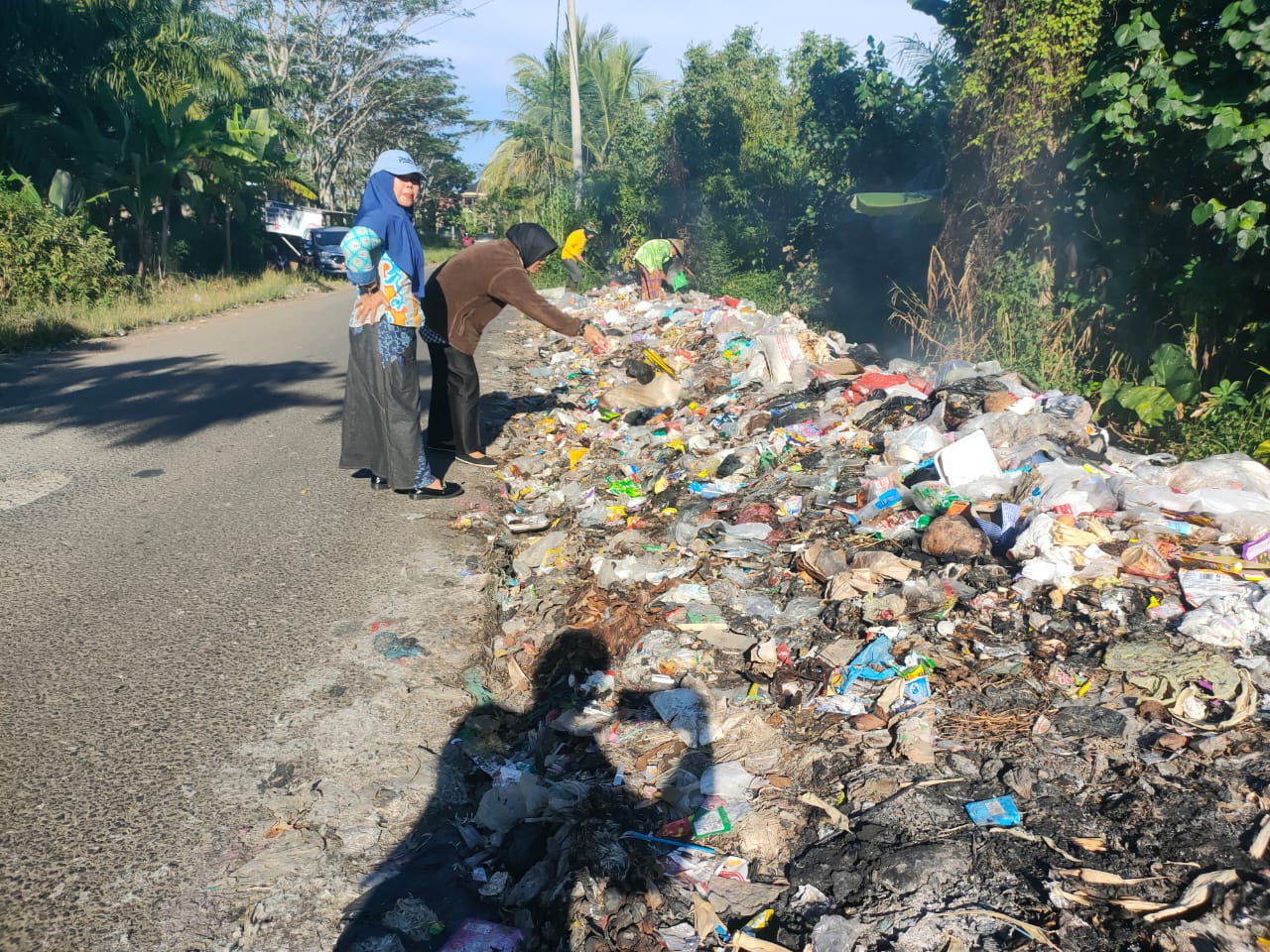 Warga Kelurahan Penurunan Terciduk Buang Sampah di Beringin Raya, Disuruh Pungut Kembali