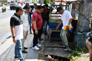 Wawali Langsung  Sidak Drainase Jalan Jati, Masalah Bau Tak Sedap