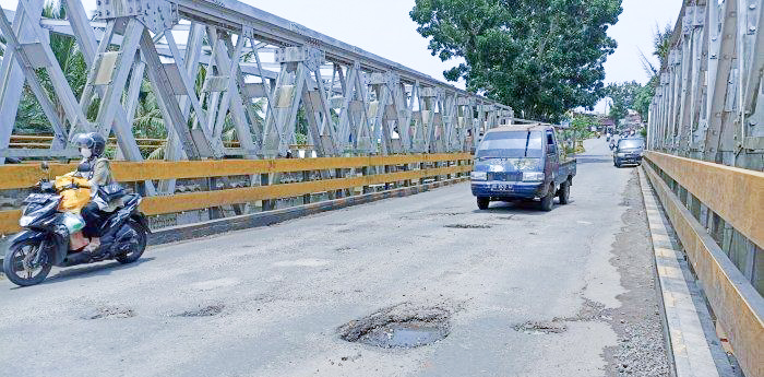 Kabar Baik, Aspal Jembatan Penghubung Rawa Makmur dan Kampung Kelawi Akan Diperbaiki