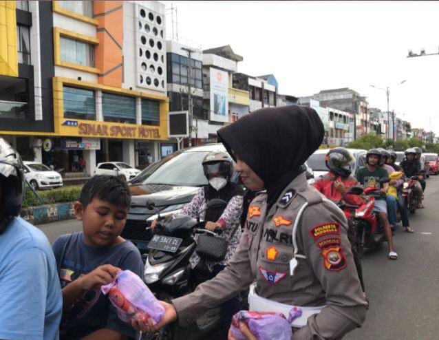 Polresta Bengkulu Laksankan kembali Berbagi 300 Takjil Kepada Warga Yang Melintas di Simpang 5 Ratu Samban