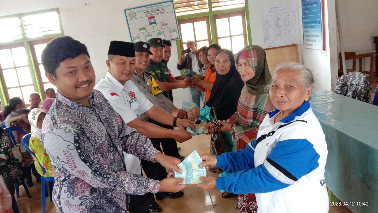Pemdes Sindang Jati Salurkan BLT DD Tahap Pertama