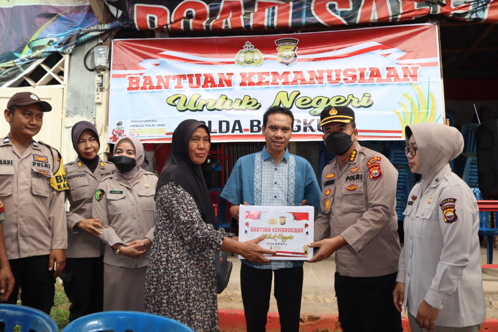Jelang Akhir Pekan Ini, Polda Bengkulu Biddokkes Lakukan Pembagian 125 Paket Sembako Kepada Warga