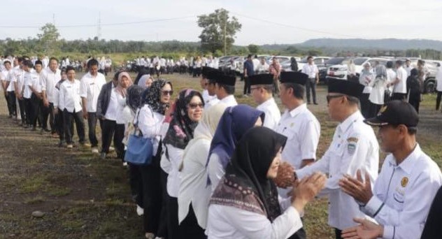 Wakil Bupati Kabupaten Seluma Gustianto Menjadi Pembina Apel Pagi Setelah Libur Hari Raya Idul Fitri 1444 H