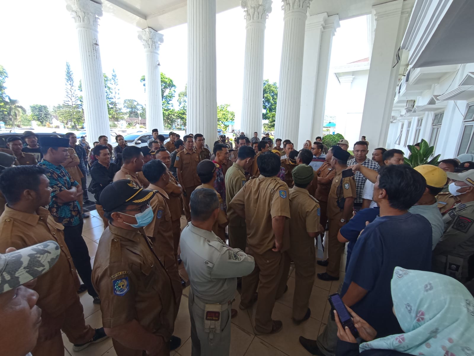 Ini Penyebabnya, Ratusan Kepala Desa Kepahiang Duduki Kantor Bupati