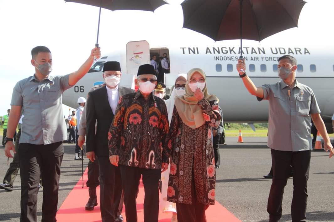 KH. Ma'ruf Amin dan Istri Tiba di Bengkulu Gunakan Batik Bermotif Bunga Ikonik Bengkulu
