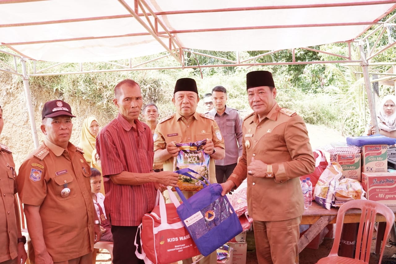 Wagub Bengkulu Rosjonsyah Serahkan Bantuan Pemerintah untuk Warga Korban Bencana Kebakaran 