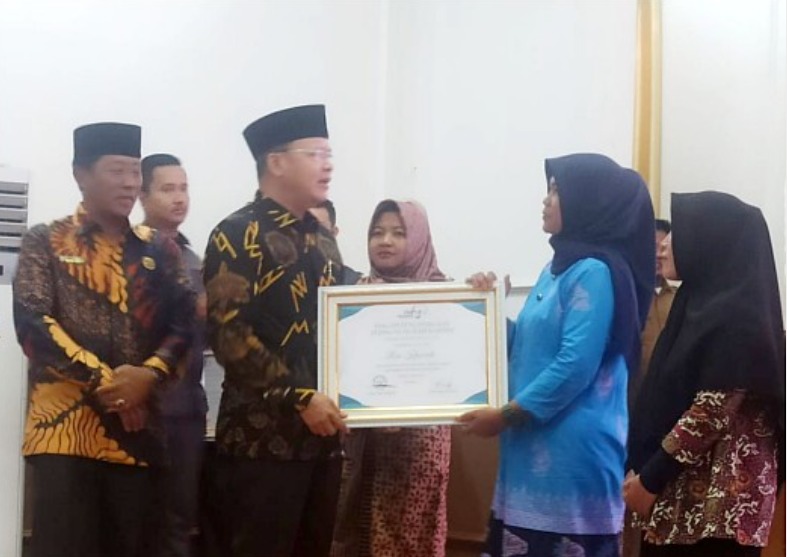 Gubernur Rohidin Beri Penghargaan OAES-KIM Pada 10 Wanita Hebat Se Provinsi Bengkulu