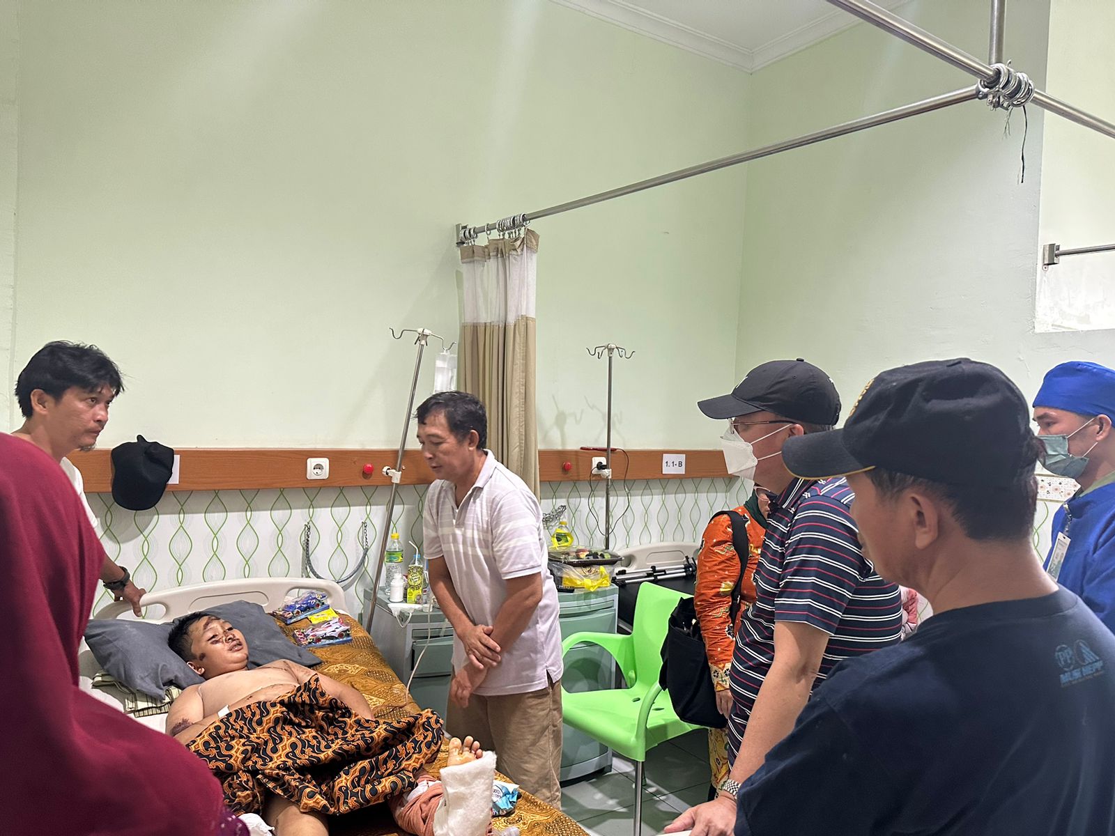 Gubernur Rohidin Kunjungi Korban Kecelakaan Tragis, Pastikan Penanganan Terbaik hingga Sembuh 