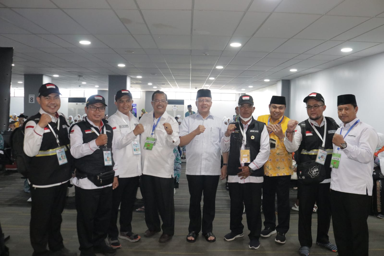 Gubernur Rohidin Beri Semangat Calon Jamaah Haji Kloter Pertama Bengkulu di Embarkasi Padang