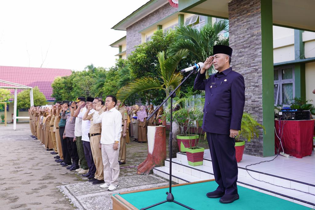 Pimpin Upacara di SMA Negeri 1, Pj Bupati Sampaikan Pesan Ini
