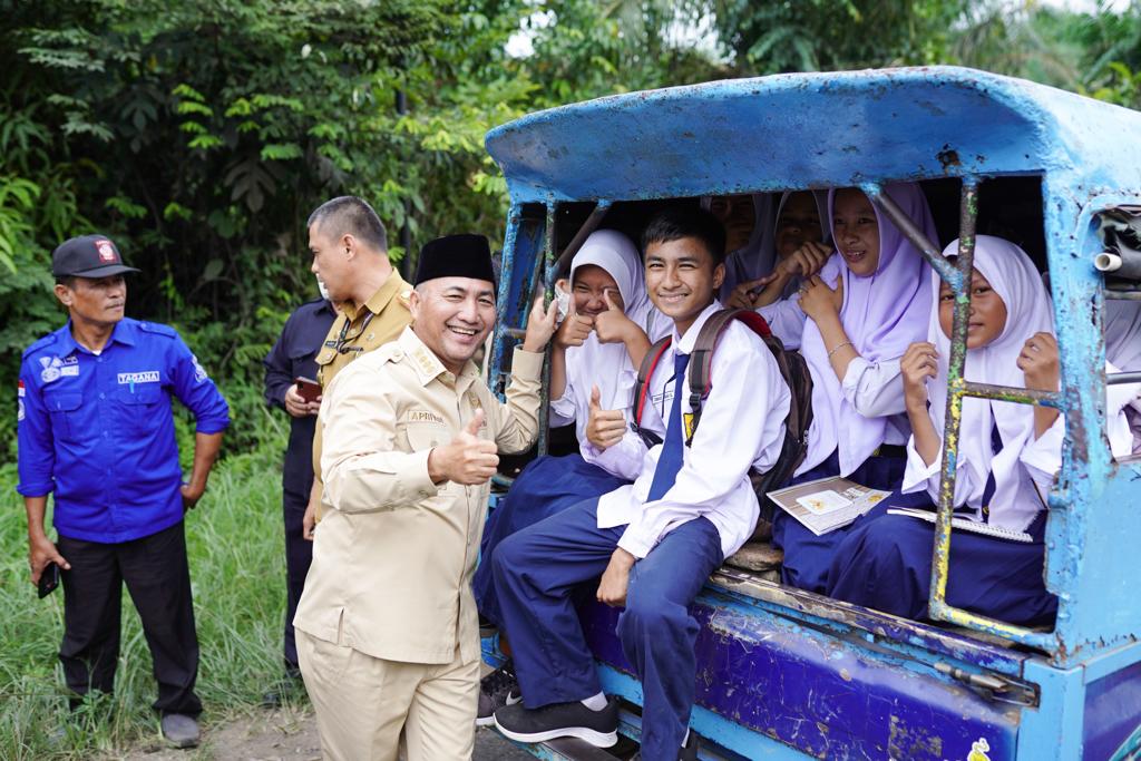 Turun dari Mobdin, Pj Bupati Apriyadi Urai Kemacetan di Jalan Lintas Baylen
