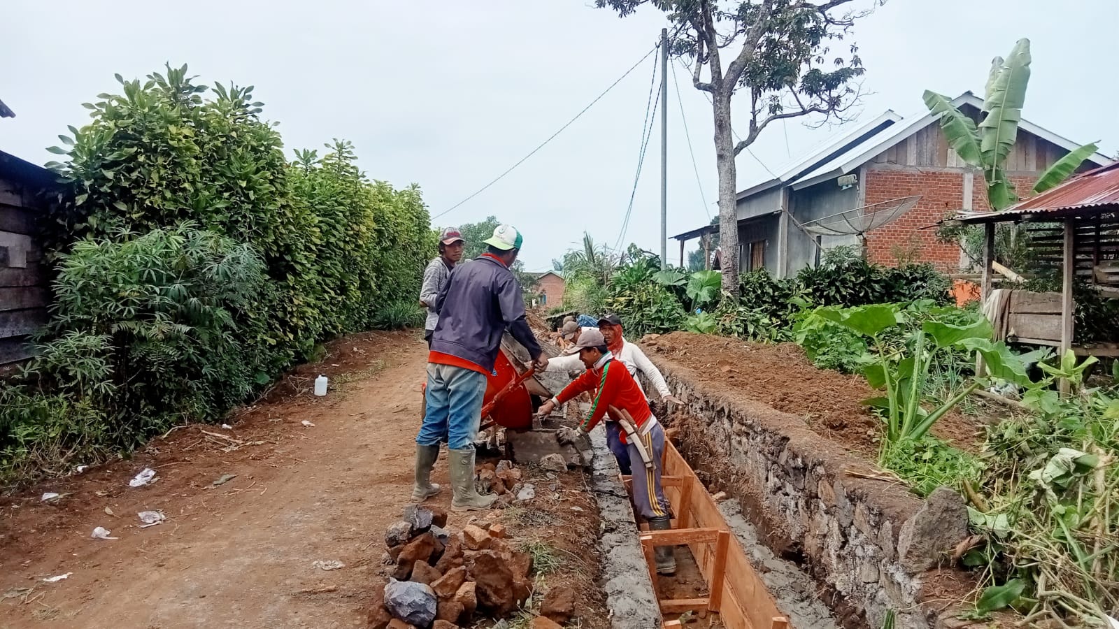 Drainase Dibangun, Jalan Desa Talang Belitar Sudah Terbebas Dari Genangan Air Saat Hujan