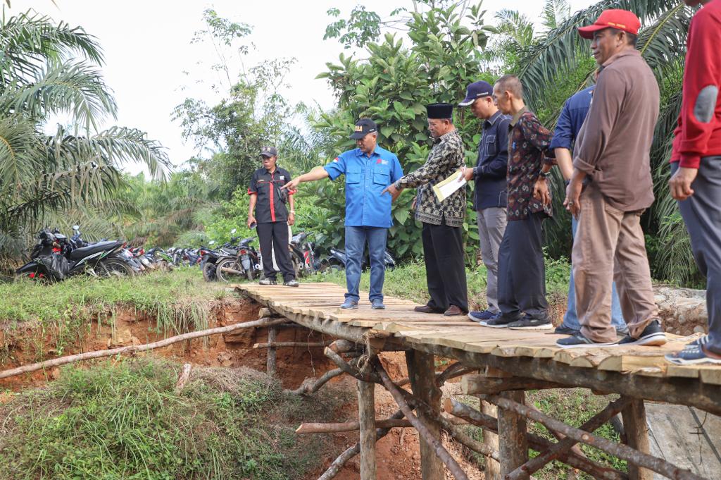 Pj Bupati Apriyadi Tinjau Jembatan Ambruk Akibat Longsor
