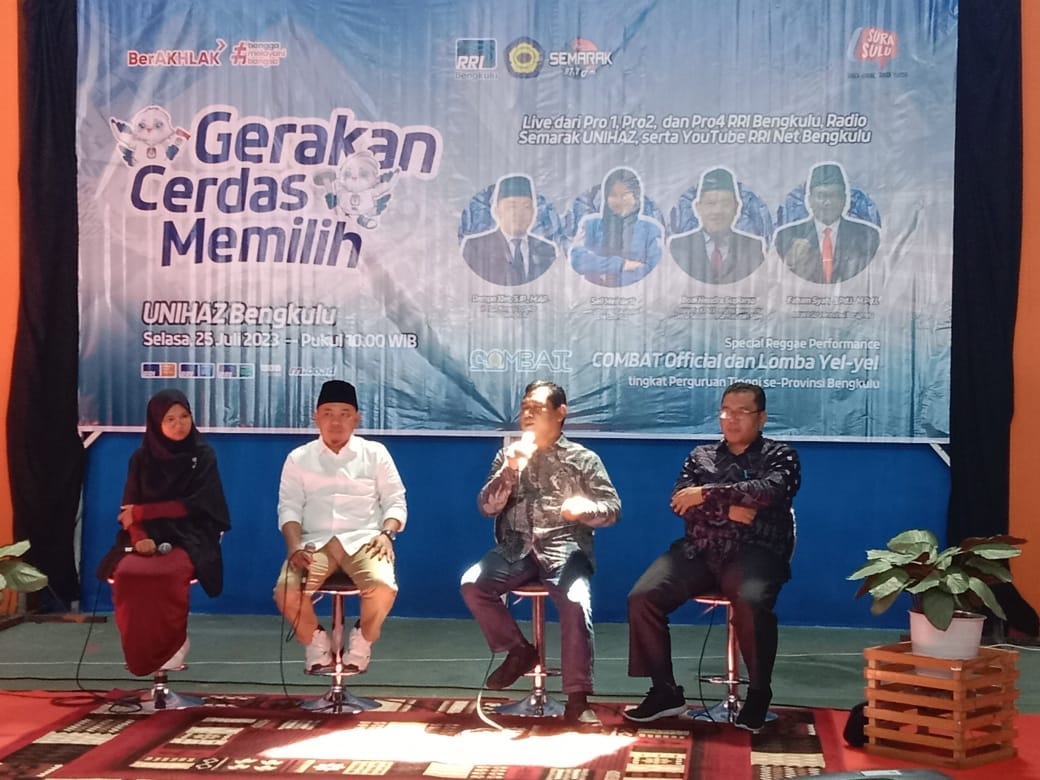 Anggota KPU Provinsi Bengkulu Dodi Hendra Supiarso, Anggota Bawaslu Provinsi Bengkulu Fahamsyah, dan Ketua BEM Unihaz Seli Meiniarti.