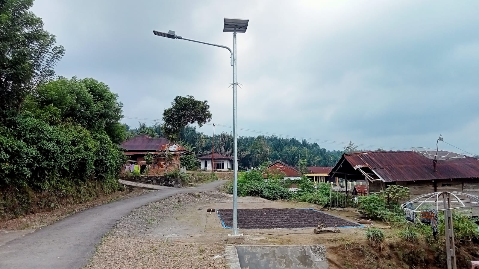 Melalui Dana Desa 2023, Pemdes Air Rusa Merealisasikan Program Lampu Jalan Tenaga Surya