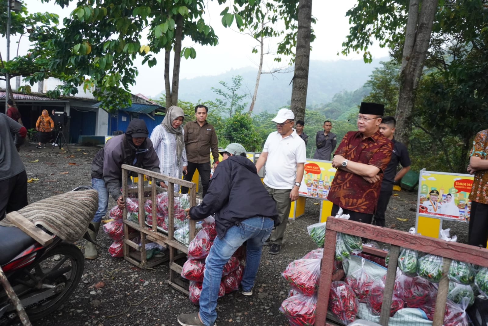 Serahkan Bantuan Gerobak Pedagang Sayur, Gubernur Rohidin: Utamakan Keselamatan di Jalan