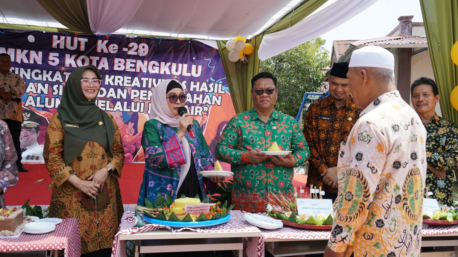 Hadiri HUT Ke-29 SMKN 5 Kota Bengkulu, Derta Rohidin Beri Motivasi dan Semangat  Siswa-Siswi 