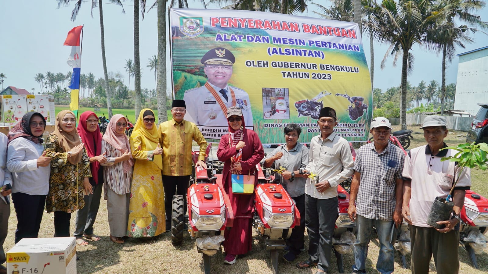 Gubernur Rohidin Dorong Peningkatan Produktivitas Pertanian Kabupaten Kaur Serta Serahkan Bantuan Alsintan 