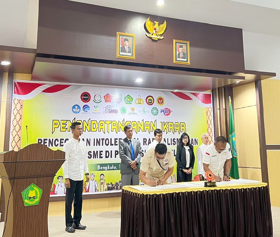 Ketua SMSI Provinsi Bengkulu saat Tandatangani  Ikrar Pencegahan Intoleransi, Radikalisme dan Terorisme