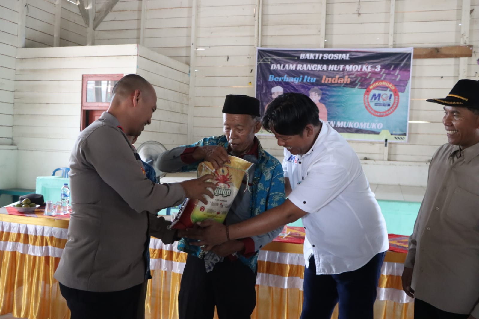 HUT MOI ke 3, DPC MOI Mukomuko Berkolaborasi Dengan Polres Mukomuko Gelar Baksos di Desa Lubuk Mukti Penarik