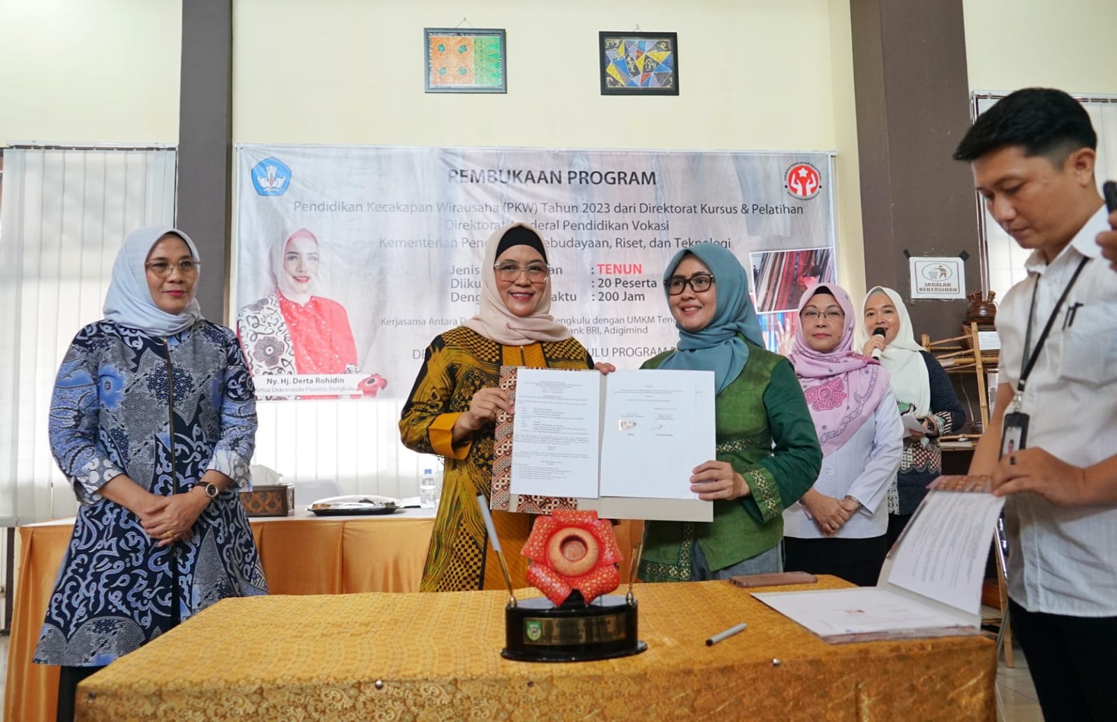 Kembalikan Popularitas“Tenun Bumpak”Asal  Seluma, Derta Rohidin Berikan Pelatihan untuk 20 Perajin