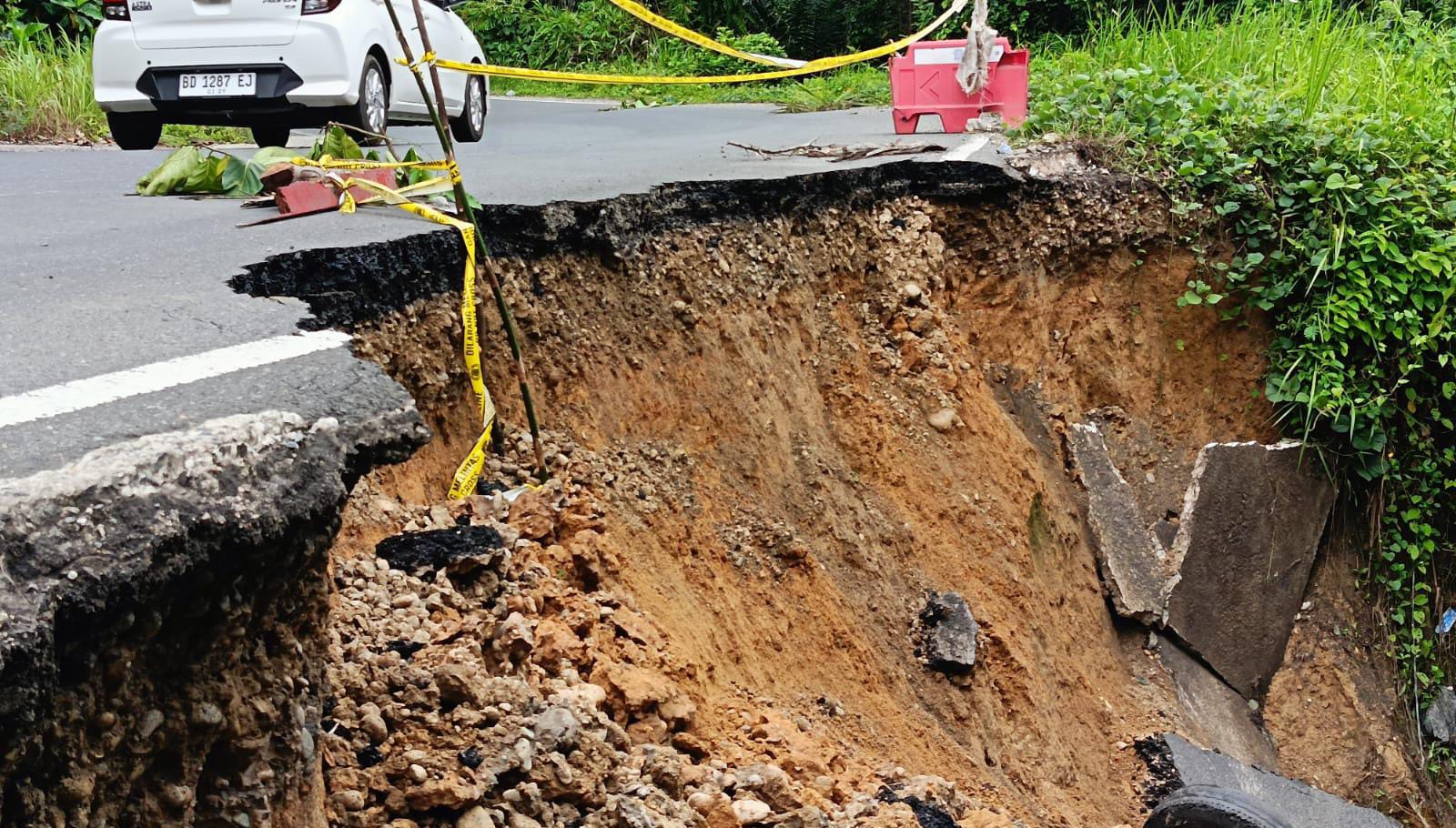 Jalbar di Putri Hijau yang amblas hampir separuh badan jalan, dan saat ini terpantau masih dipasangi garis Polisi