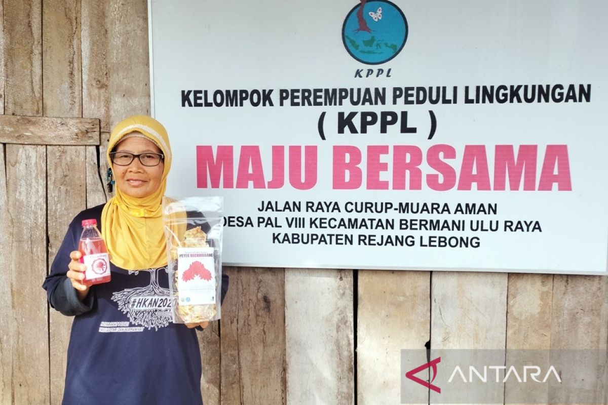Pengemasan produk UMKM yang dihasilkan Kelompok Perempuan Peduli Lingkungan (KPPL) Maju Bersama di Desa Pal VIII, Kecamatan Bermani Ulu Raya, Kabupaten Rejang Lebong