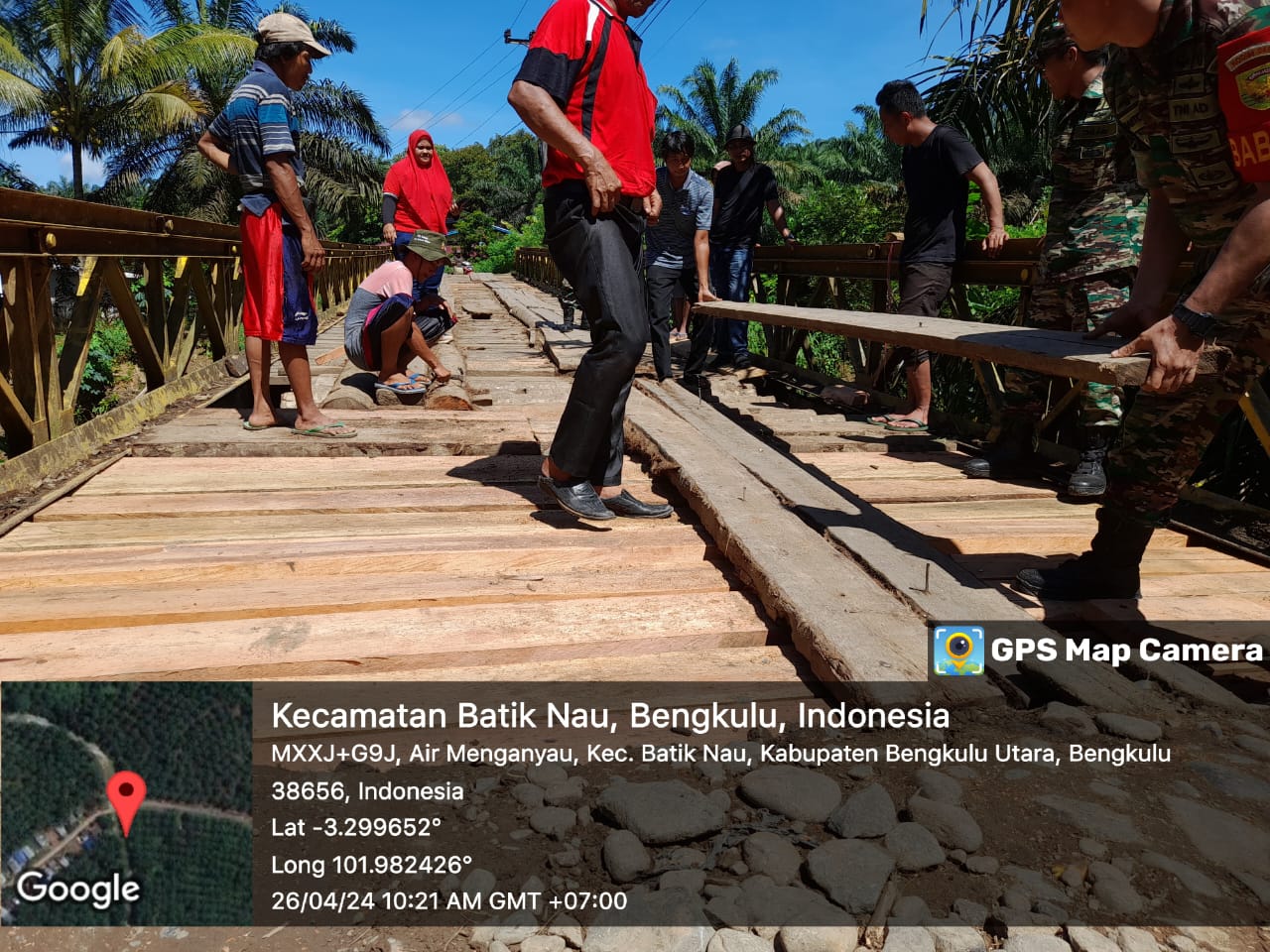 Gotong Royong Babinsa Koramil 423-01/Ketahun Bersama Masyarakat Perbaiki Jembatan di Bengkulu Utara.