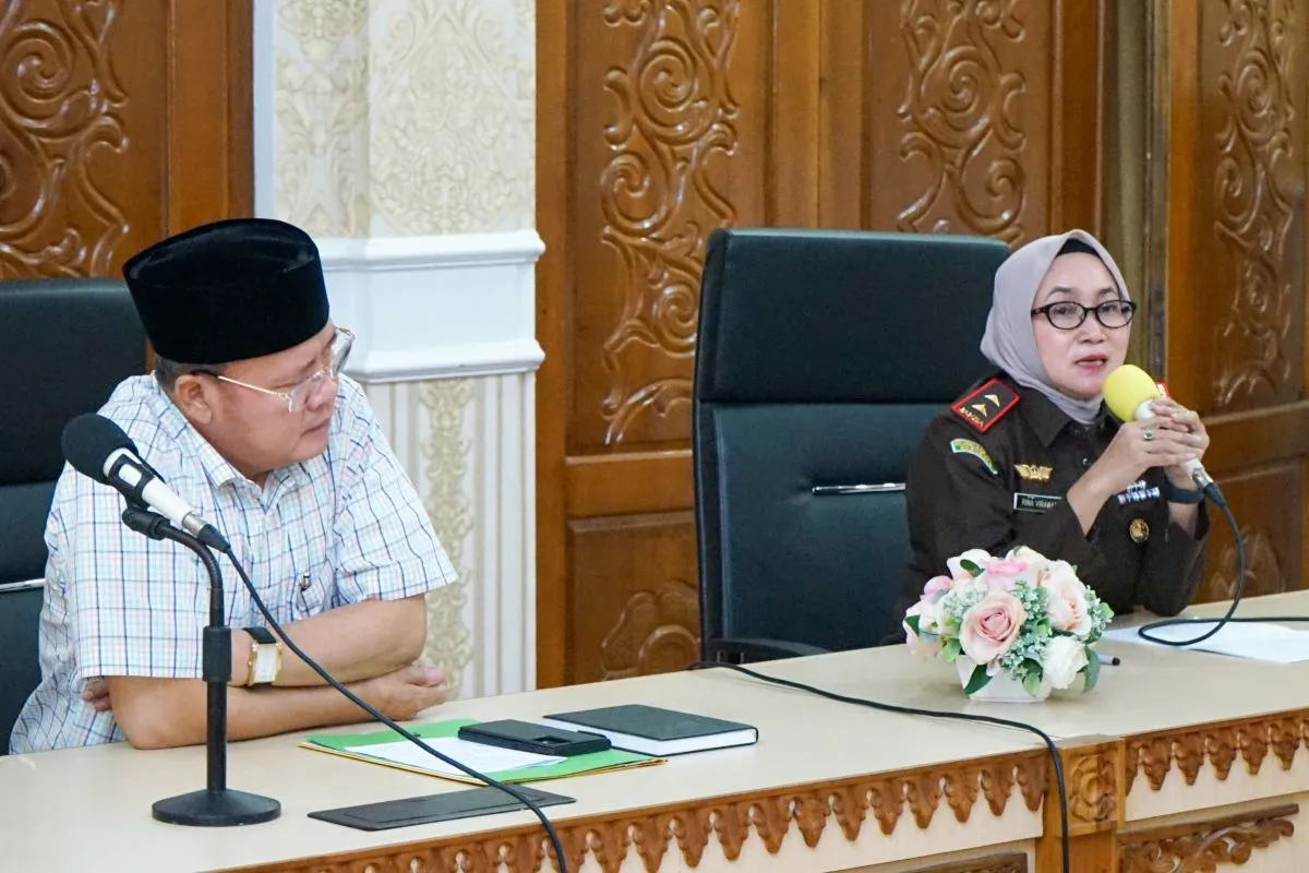 Gubernur Bengkulu Rohidin Mersyah bersama Kepala Kejaksaan Tinggi (Kajati) Bengkulu Rina Vitawati memimpin pembahasan kelanjutan pembangunan Trans Enggano.