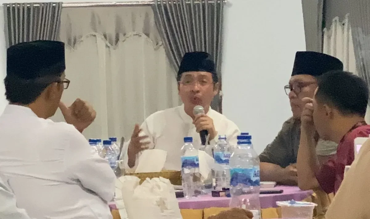 Bupati Mukomuko Sapuan memberikan pengarahan kepada wartawan di daerah ini.