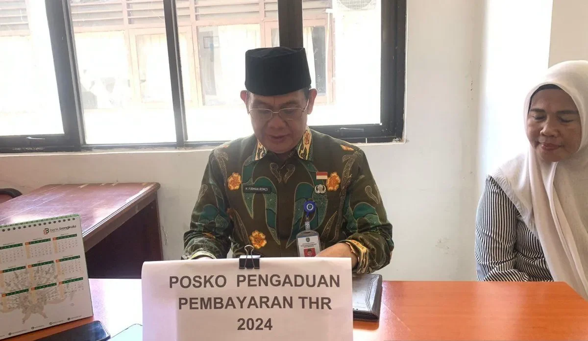 Kepala Disnaker Kota Bengkulu Firman Romzi di posko pengaduan THR.
