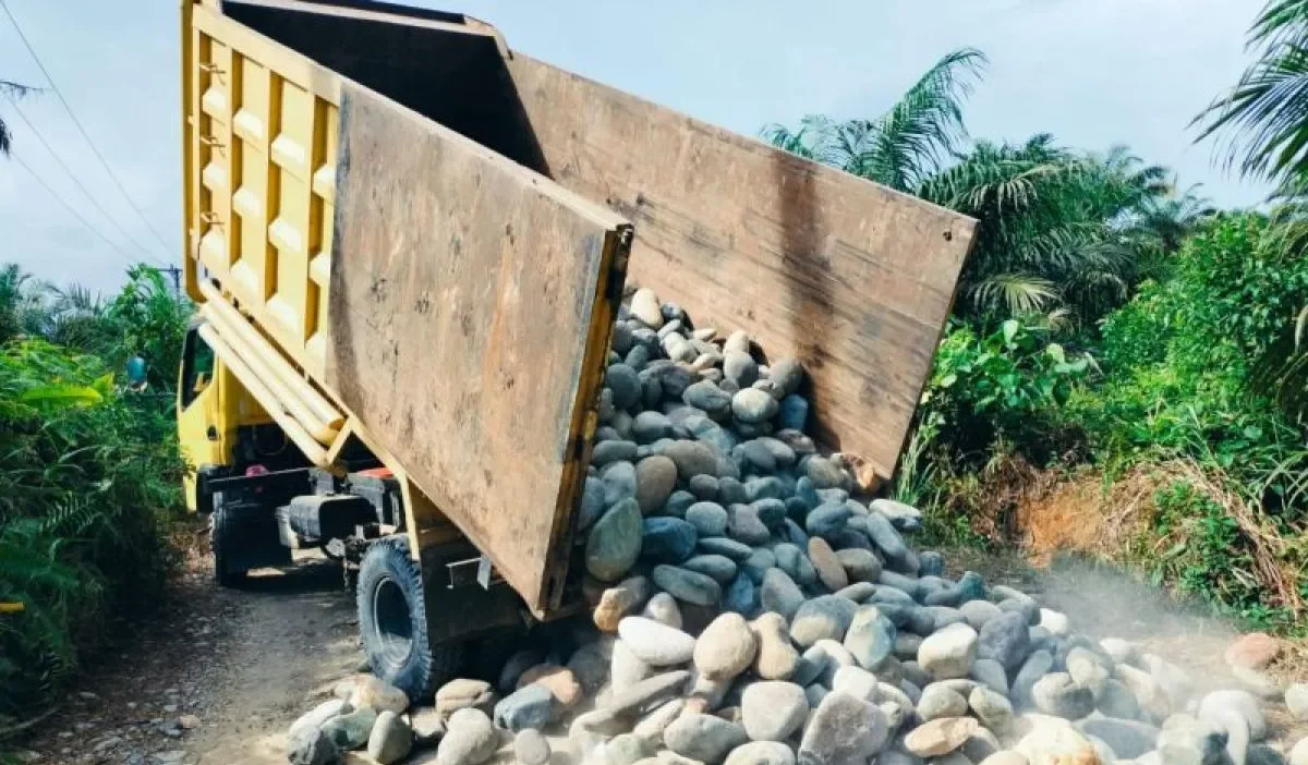 Dinas PUPR Mukomuko Bangun Kembali Tanggul Jebol Akibat Banjir.